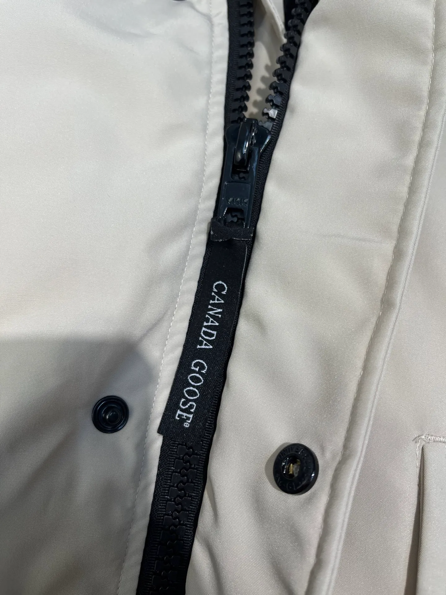 P780 high-end version (new version of Big Goose 01) Canada Goose Canada Goose #Chilliwack 7999M bomber jacket short down jacket/01 model #Men and Women Same Style# ➖ Genuine synchronous anti-counterfeiting chip sensor! ➖ Imported 21S polyester-cotton blended original fabric [last year’s 16S/18S hard fabrics have been completely eliminated, this year all use 21S genuine synchronous fabrics, the soft mid-strap feels delicate and textured], genuine synchronous Feather-Light 10D waterproof coating fabric, made of 84.5 polyester fiber and 15.5 cotton, 100% the best feel in the entire network! ➖ The genuine official website is synchronized with the national standard 80 white duck down, you can check the official website customer service, there will never be a series of misleading claims such as 90 down or goose down! ➖ Using the best nylon lining with double double-layer sealing design, velvet-proof No. 7 needle + grid-filled down ready-made garments, there is 100% no so-called velvet running! ➖ The cuffs are designed with thickened seamless threads, and the collar and pockets are lined with top-quality polar fleece to keep you warm and comfortable! ➖ Yoshida YKK provides original custom-made electroplated sliders. YKK two-way lockable zippers are tight and smooth and will not peel off paint! ➖ 3M composite guarantees that the Velcro is the same as the original, durable, and all accessories and hardware are custom-made! ➖ Imported BEHRINGER embroidery machine to customize the 10,000-needle embroidery logo, 98% of which can be reproduced to restore the original logo. You can check and compare on the official website! ➖ The fur collars are all made of large pieces of Western Canadian blue wolf hide, ensuring that each fur collar is 13-15cm wide!   Size:XS-XXL